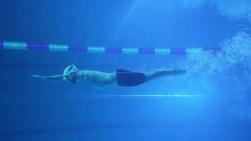 Standbild aus der Dokumentation TWO: Andreas Onea schwimmt unter Wasser