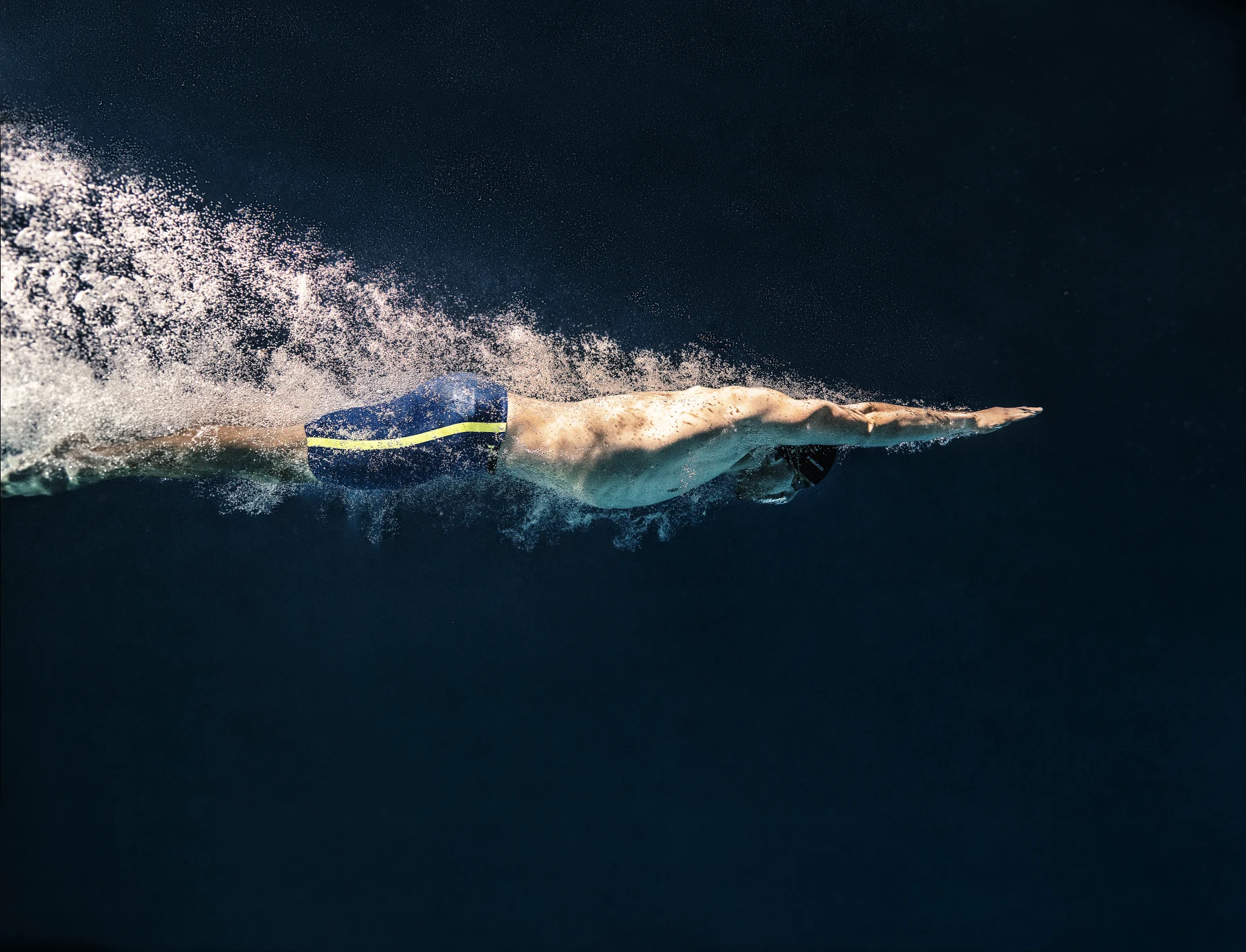 Andreas Onea gleitet unter Wasser in Streamline-Position, ein Arm nach vorne gestreckt, fotografiert von Marko Mestrovic
